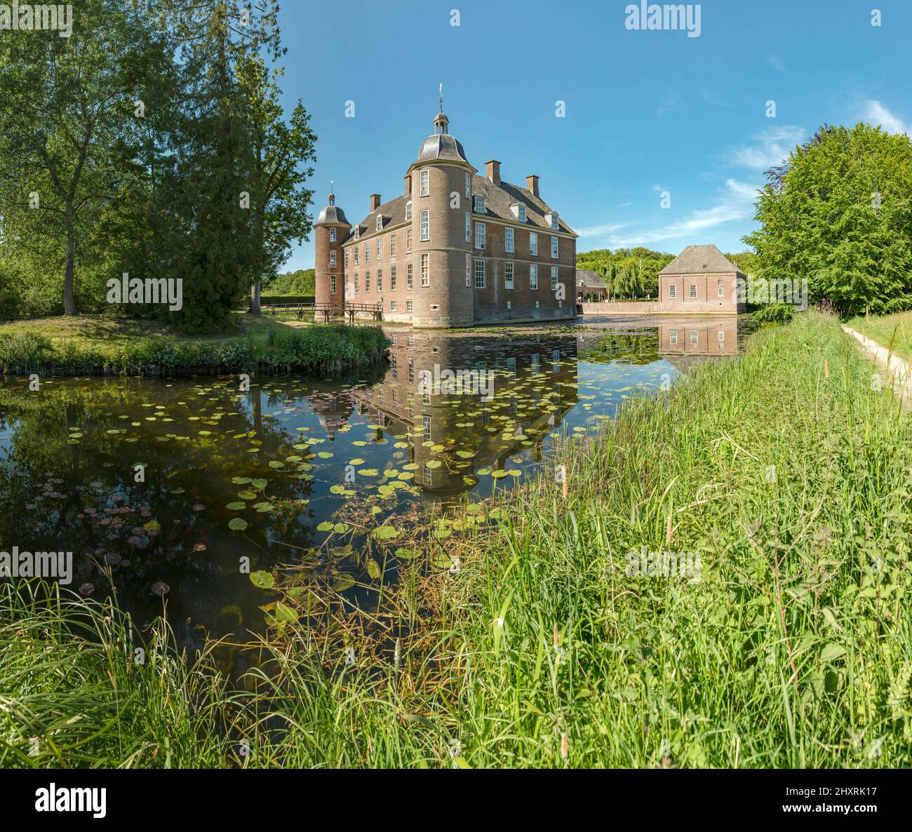 Slangenburg castle, Doetinchem,  Gelderland, Netherlands *** Local Caption ***  castle, water, trees, summer, Stock Photo