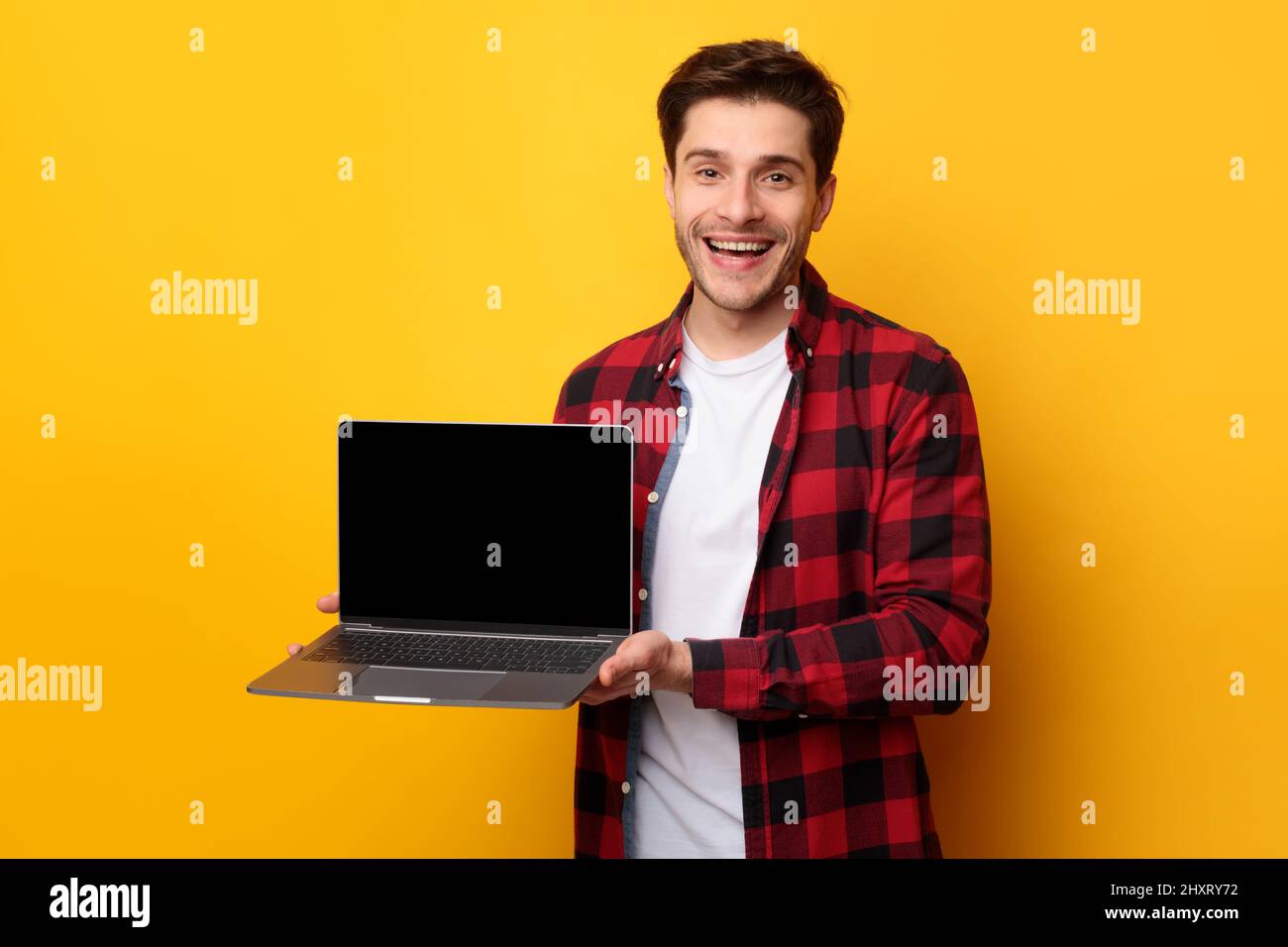 Smiling man laptop showing hi-res stock photography and images - Alamy