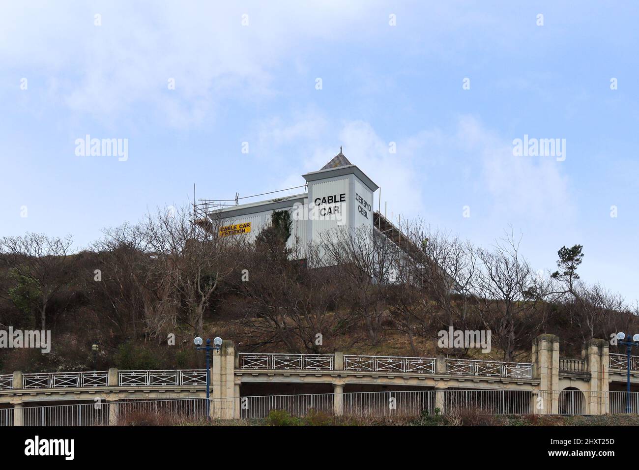 Cable car building hires stock photography and images Alamy