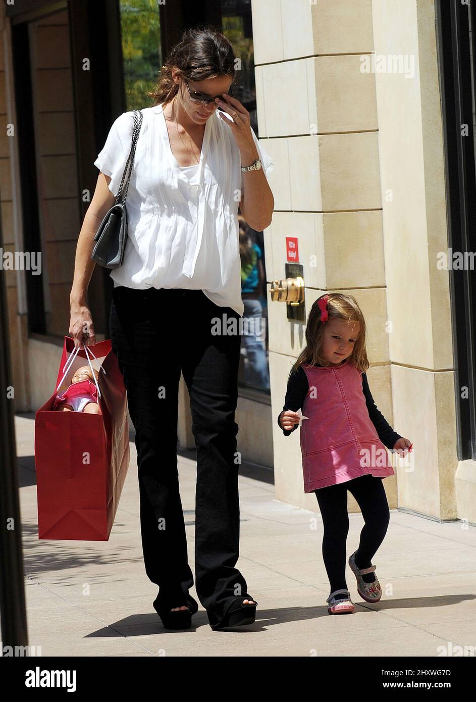 Jennifer Garner and daughter Seraphina seen shopping at American Girl(02)