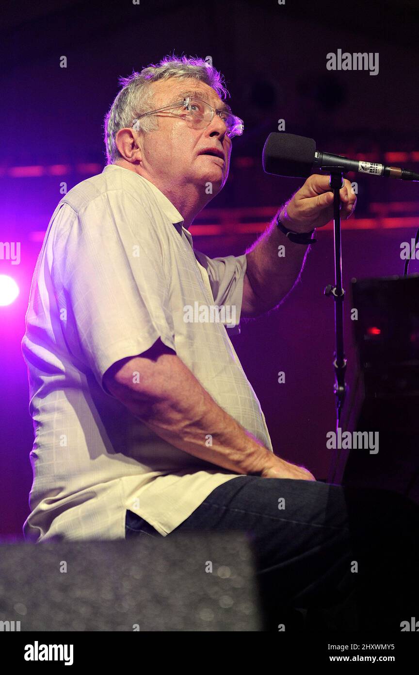 Singer Randy Newman Randy Newman performs live on stage at the Tenth Annual Austin City ...