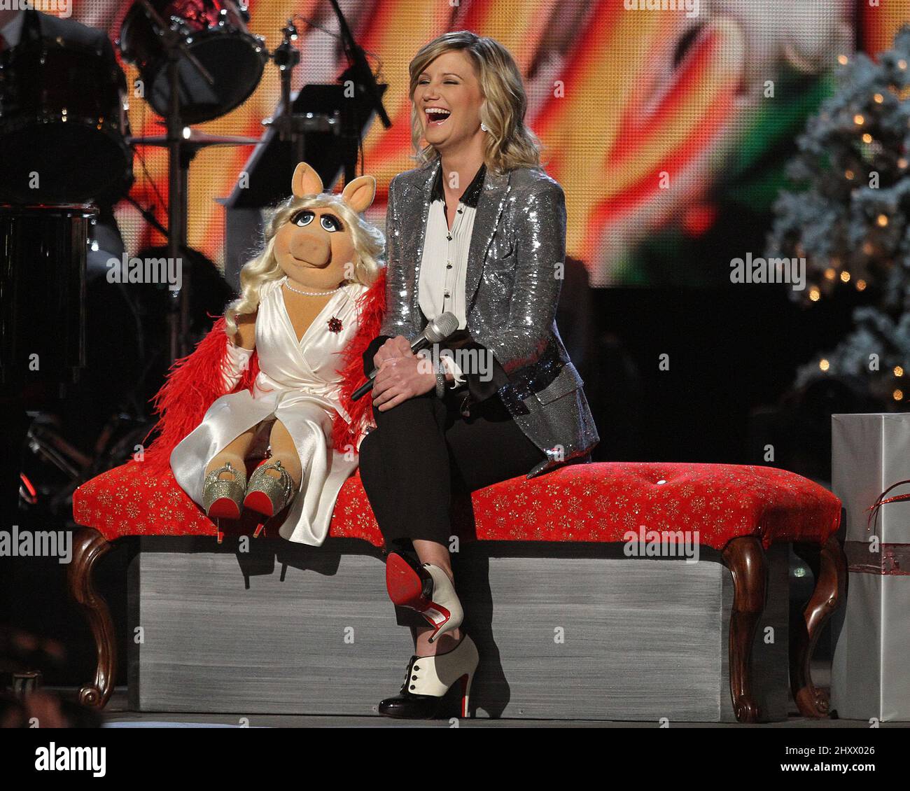 Jennifer Nettles,Miss Piggy during the CMA Country Christmas Taping