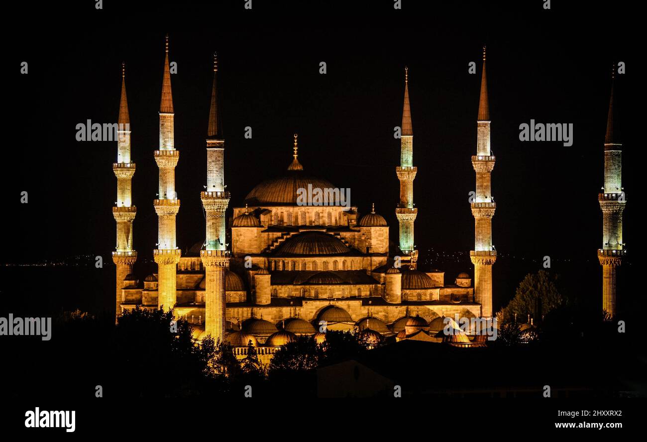 Epic night view of the Blue Mosque or Sultan Ahmed Mosque in Istanbul ...