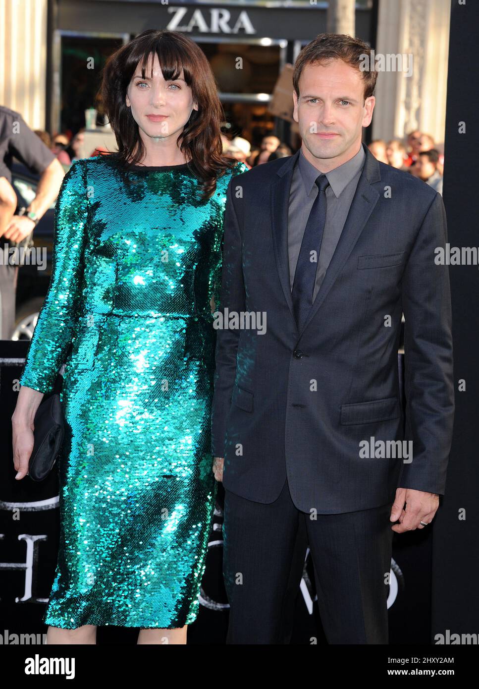 Jonny Lee Miller and wife Michele Hicks arriving at the 'Dark Shadows' Los Angeles Premiere held at the Chinese Theatre in Hollywood, California Stock Photo