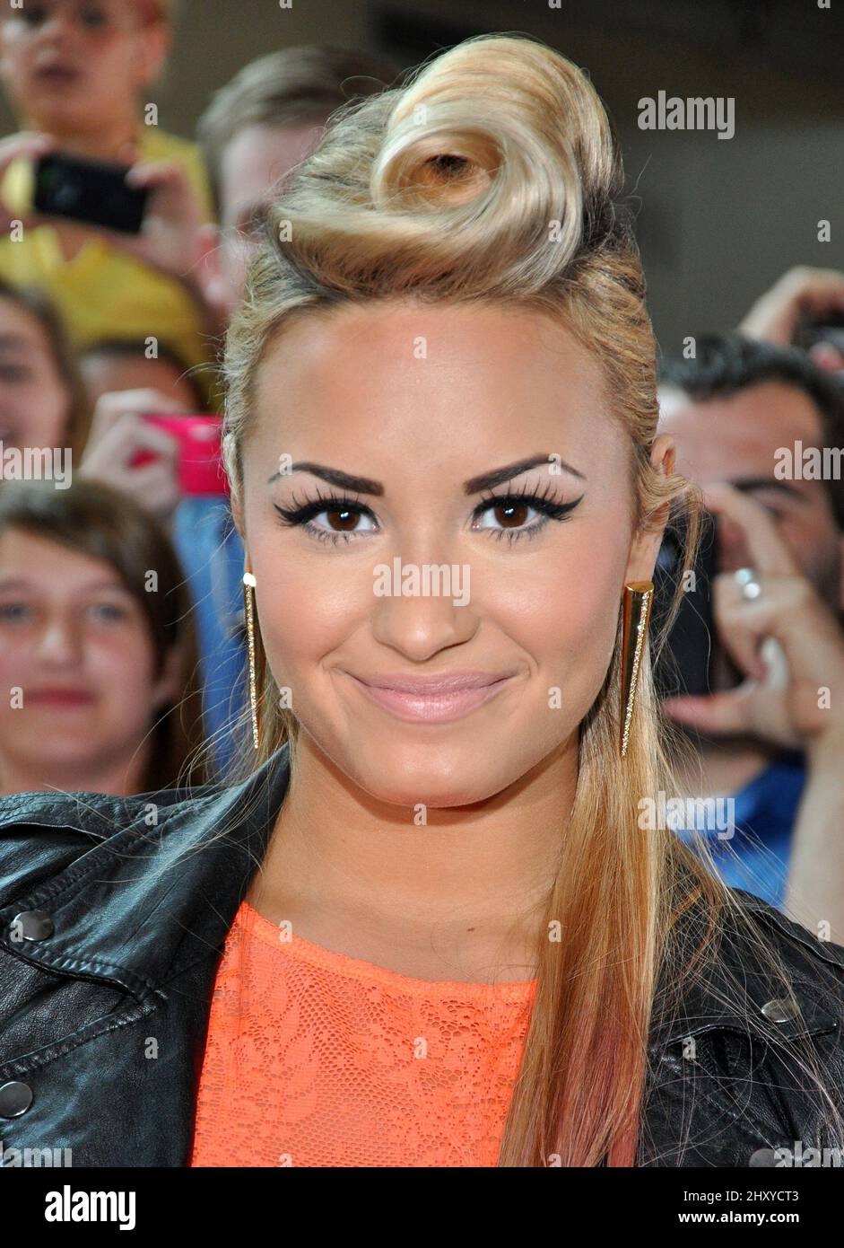 Demi Lovato arrives at \, image size:941x1390