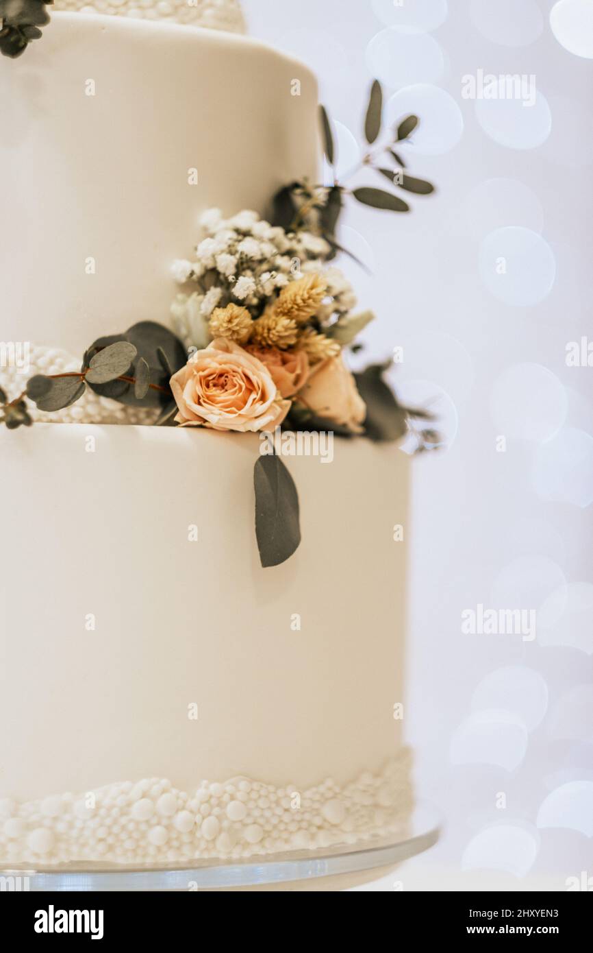 Beautiful white wedding cake with flowers Stock Photo - Alamy