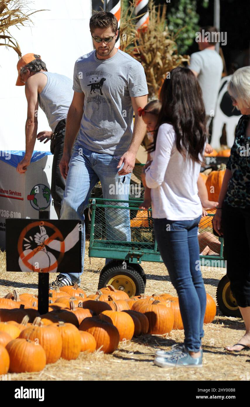 Eric winter daughter sebella rose hi-res stock photography and images