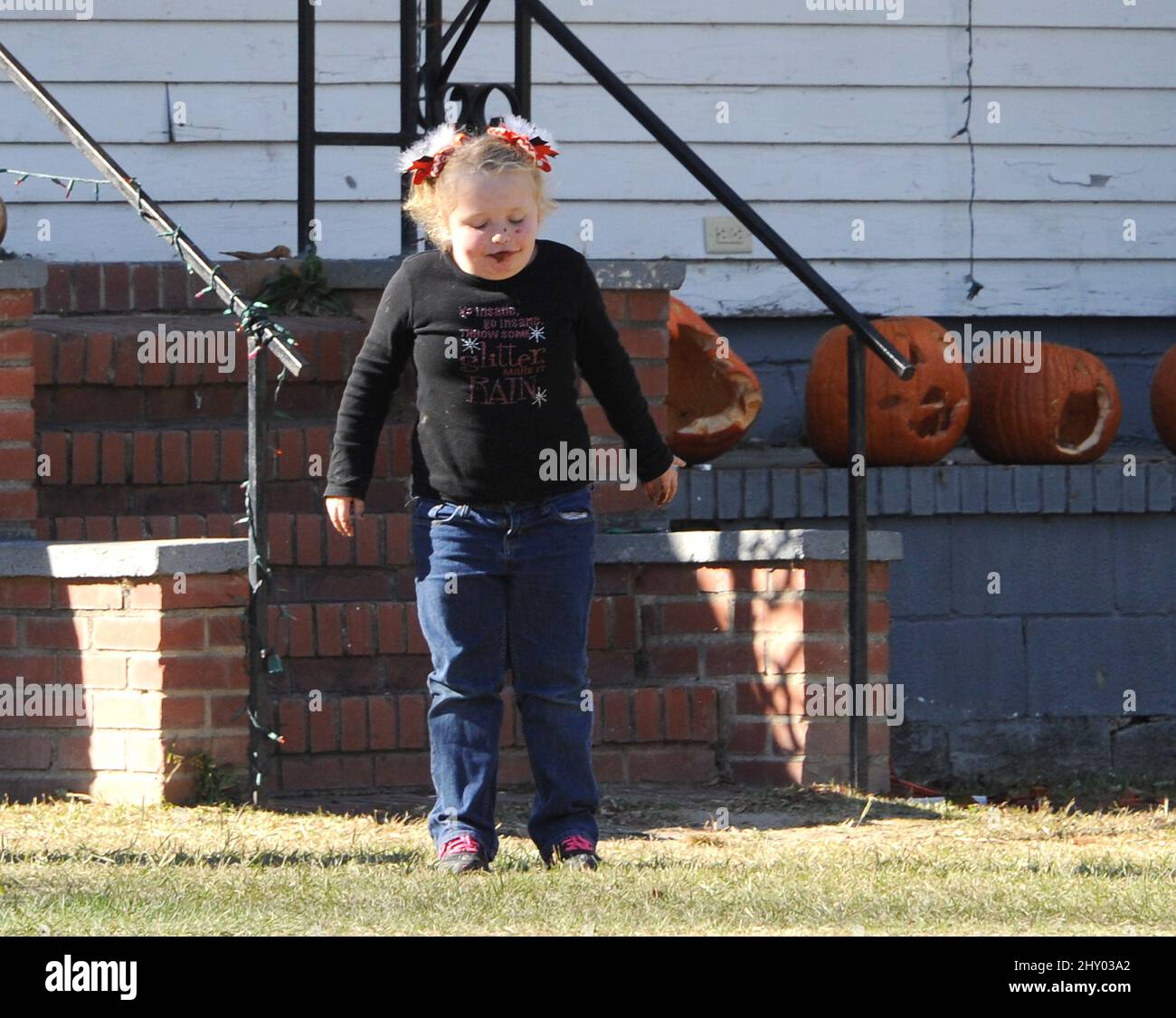 Alana "Honey Boo Boo" Thompson running around the yard in McIntyre, **Non Exclusive Pap