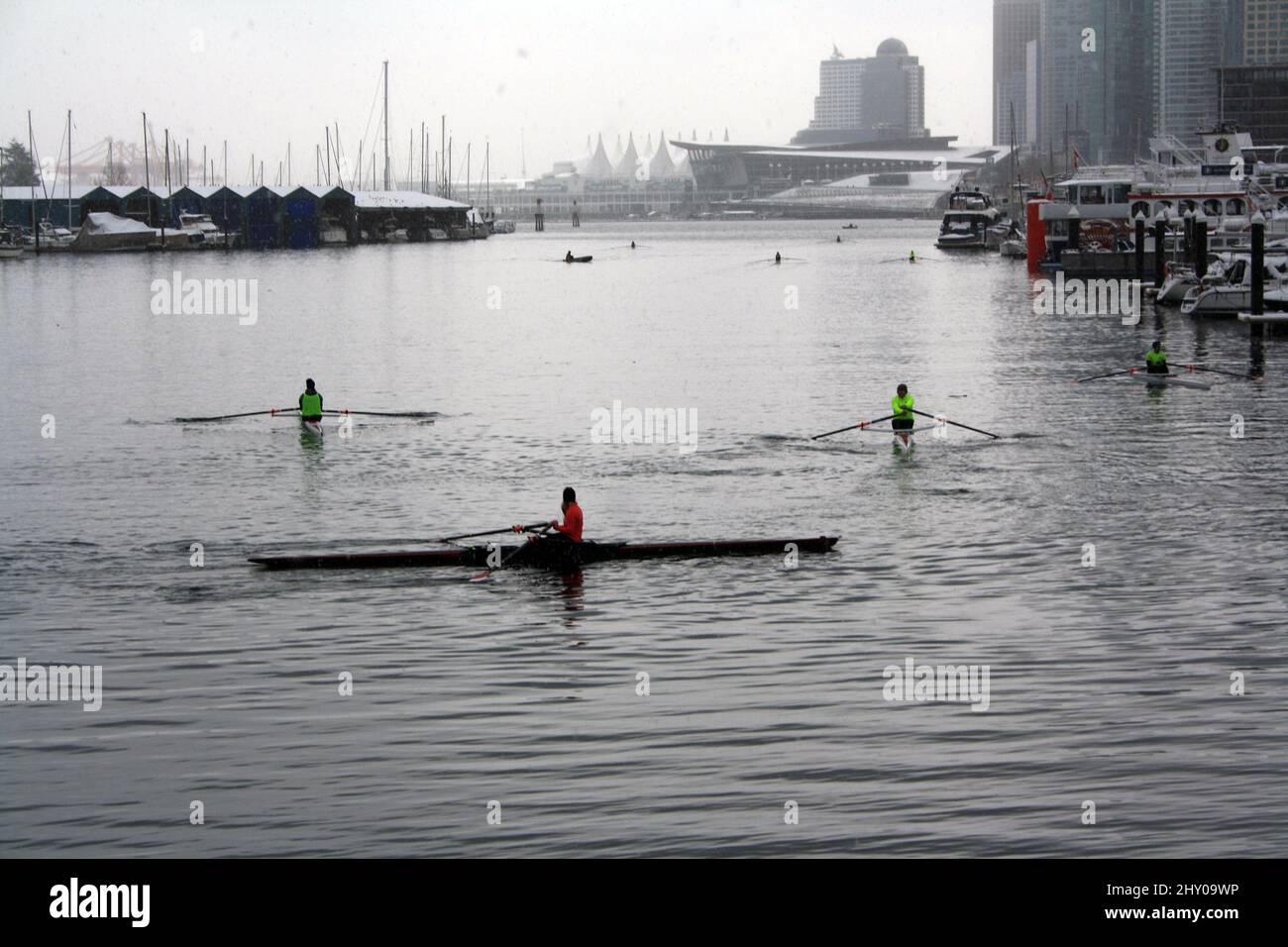 People practice rowing in Coal Harbour, Vancouver, Canada Stock Photo