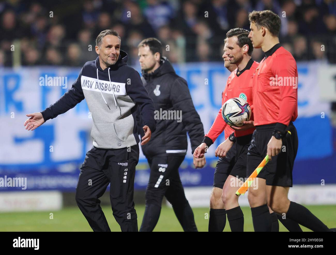 City Of Meppen, Deutschland. 14th Mar, 2022. firo : 03/14/2022 Fuvuball, football 3.Bundesliga, season 2021/2022, SV Meppen, SVM - MSV Duisburg coach: Hagen Schmidt gesture with referee Patrick Kessel (Germany) Credit: dpa/Alamy Live News Stock Photo