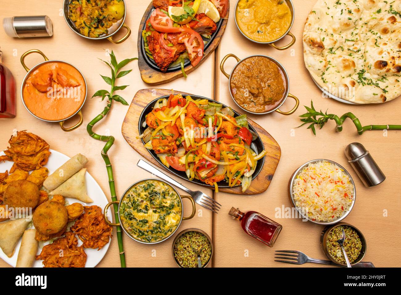 Indian food, peppers, sauces, tomatoes, red curry, onion bhaji, chicken