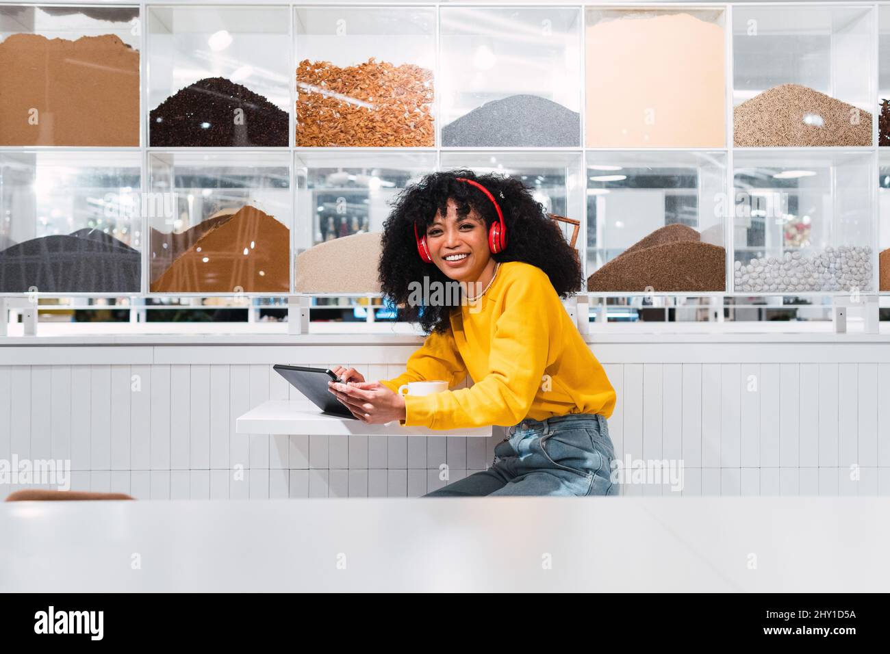 Happy black lady surfing hi-res stock photography and images - Alamy