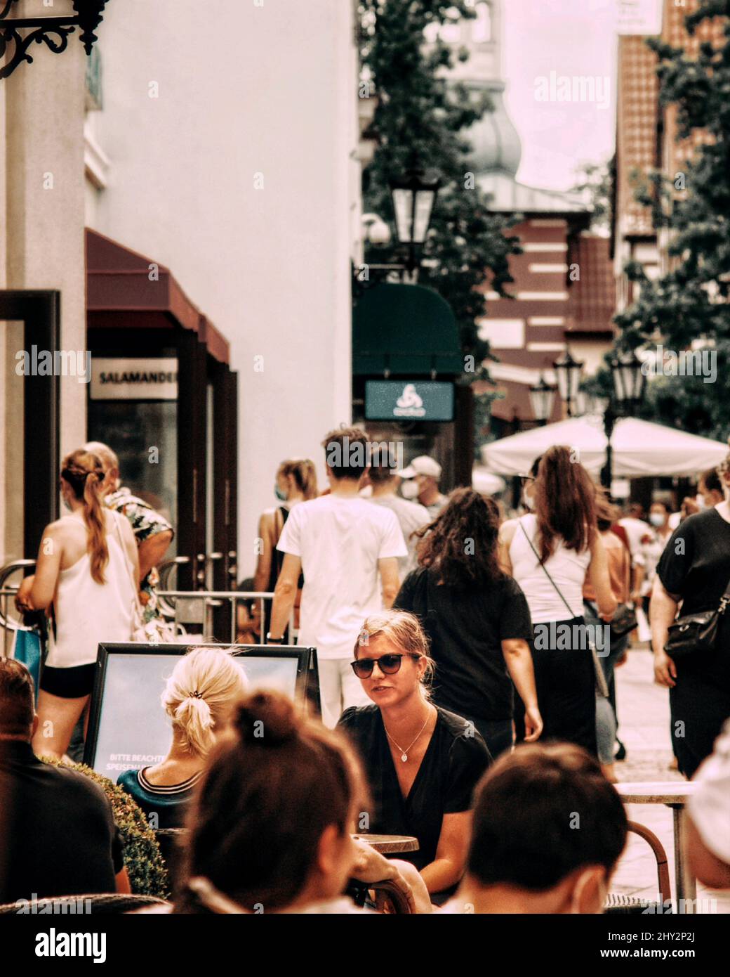 Vertical shot of a people at cafe in shopping street, Holsten-Galerie, Tyskland Stock Photo