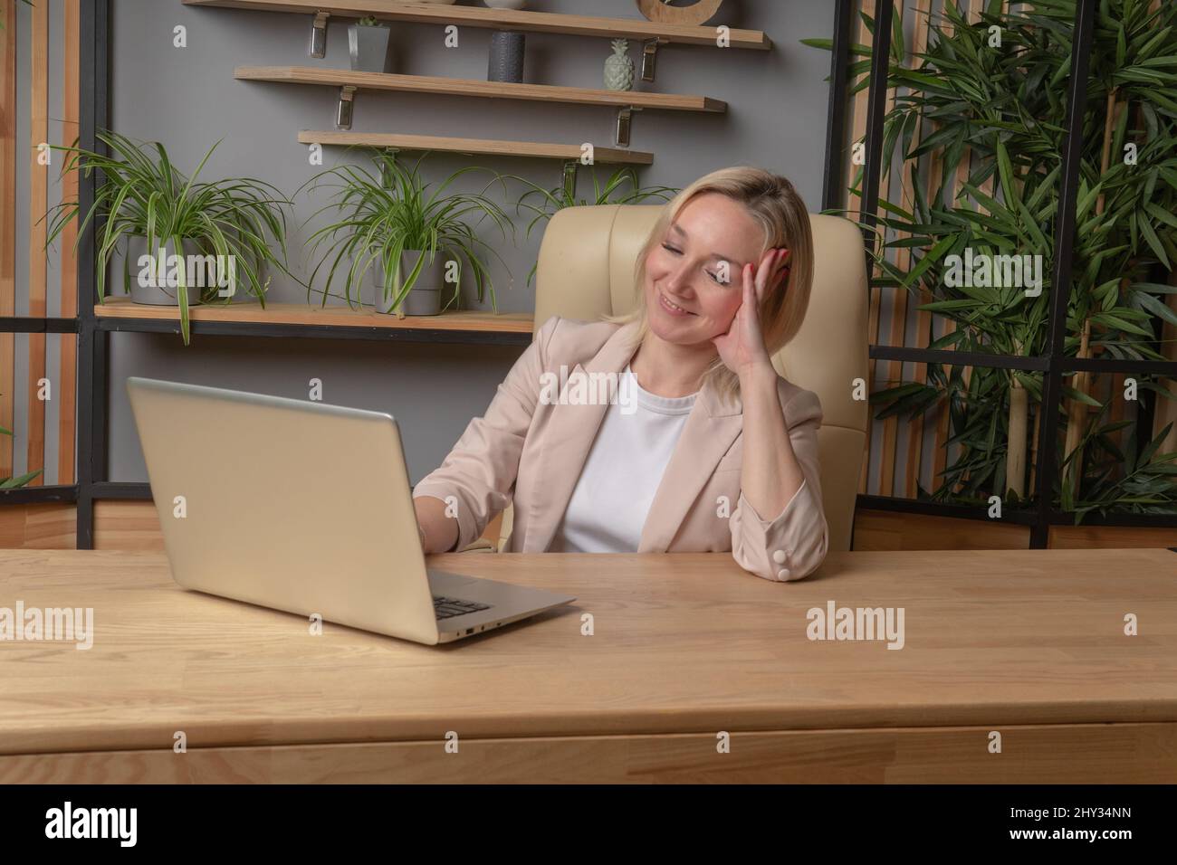 The girl at the computer business lady, the concept of a torgitologist ...