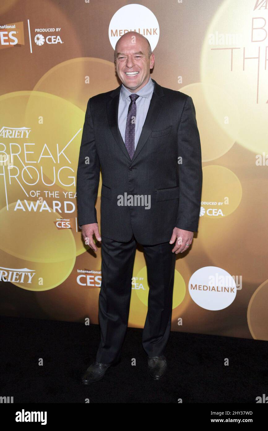 Dean norris full length hi-res stock photography and images - Alamy