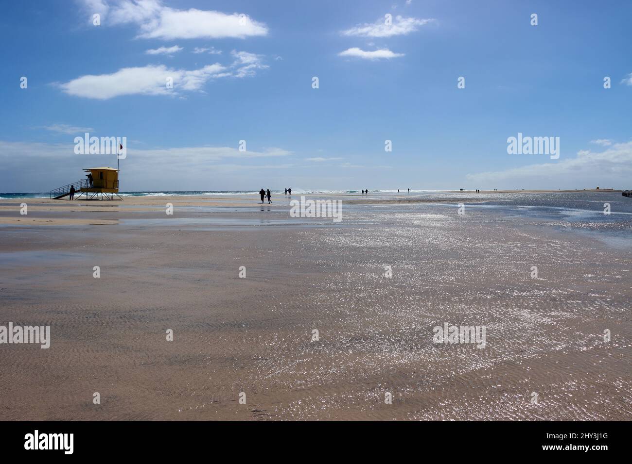 wenige Menschen an der breiten Playa del Matorral bei heftigem Passatwind, Fuerteventura, Spanien, Solana Matorral Stock Photo