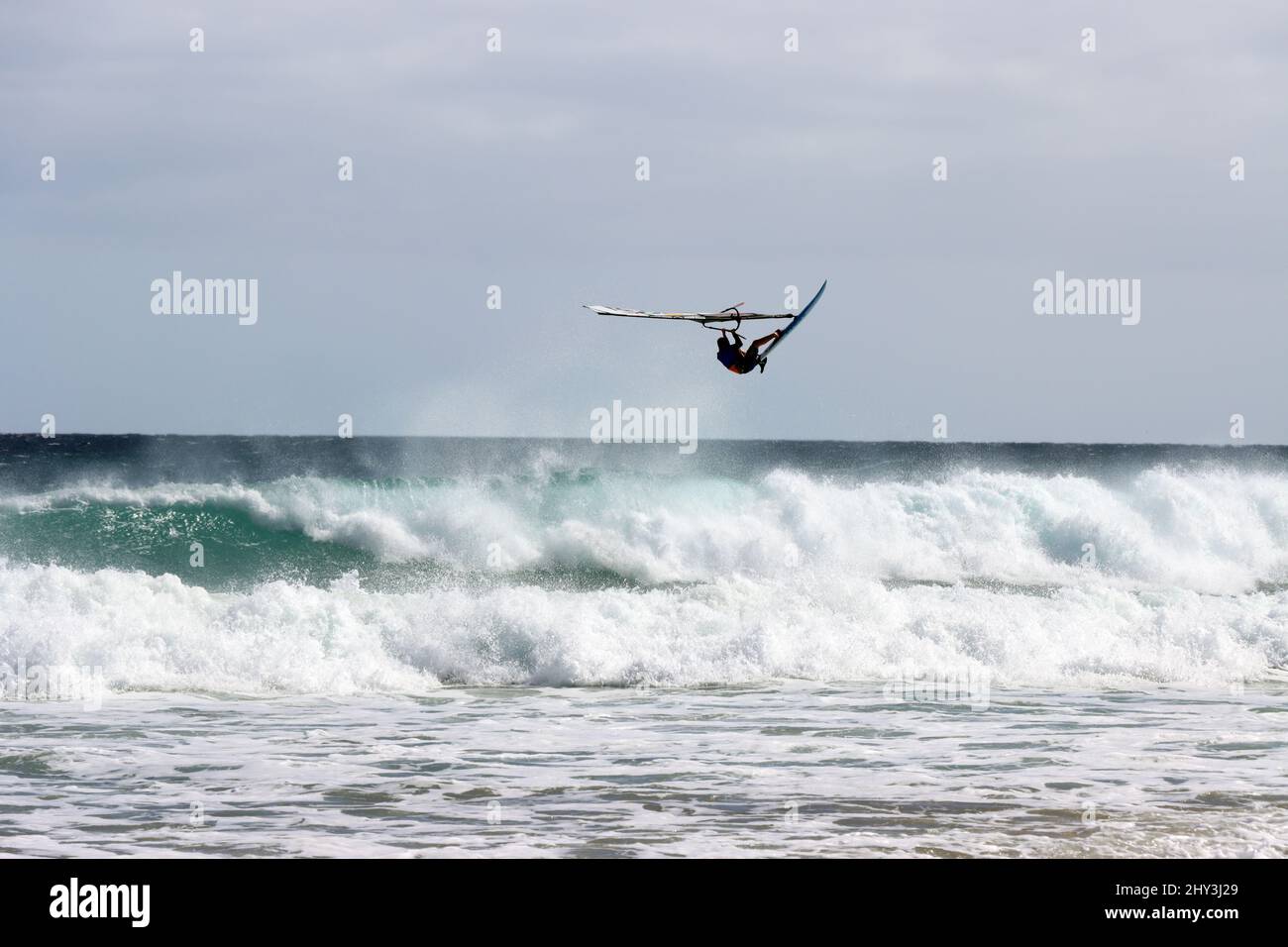 Windsurfer bei heftigem Wind und starken Wellen an der Playa del Matorral, Fuerteventura, Spanien, Solana Matorral Stock Photo
