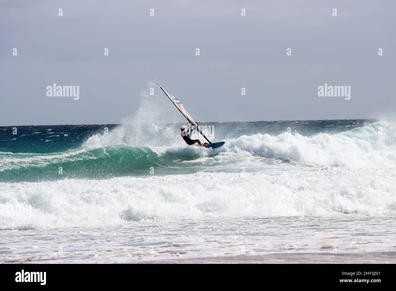Windsurfer bei heftigem Wind und starken Wellen an der Playa del Matorral, Fuerteventura, Spanien, Solana Matorral Stock Photo