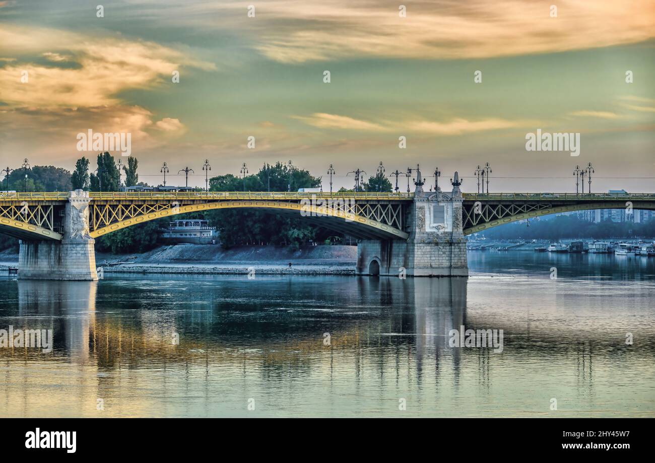 View margaret bridge sunset hi-res stock photography and images - Alamy