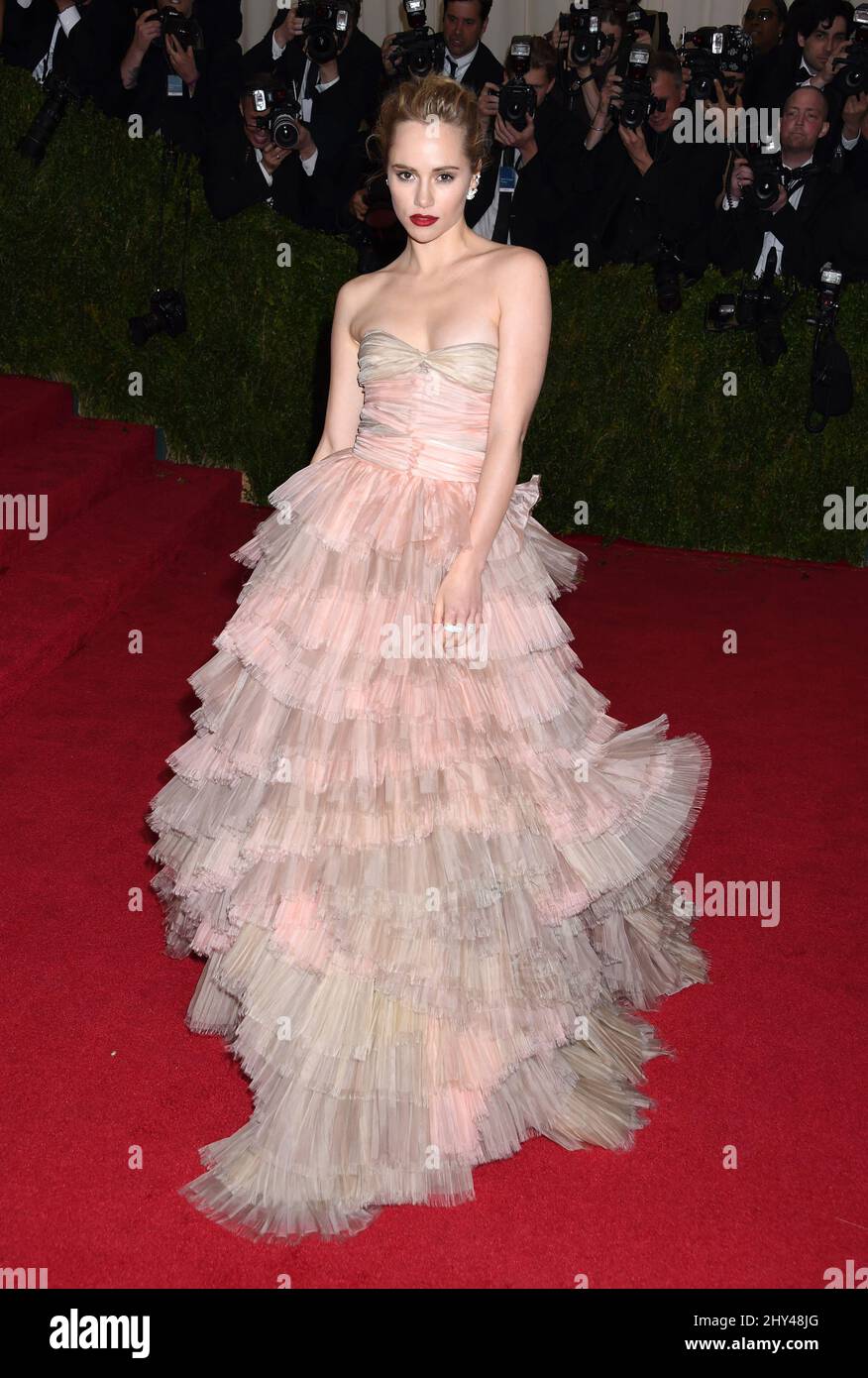 suki waterhouse pink dress Suki Waterhouse Looks Like She Was Born to Wear This Chlo Dress