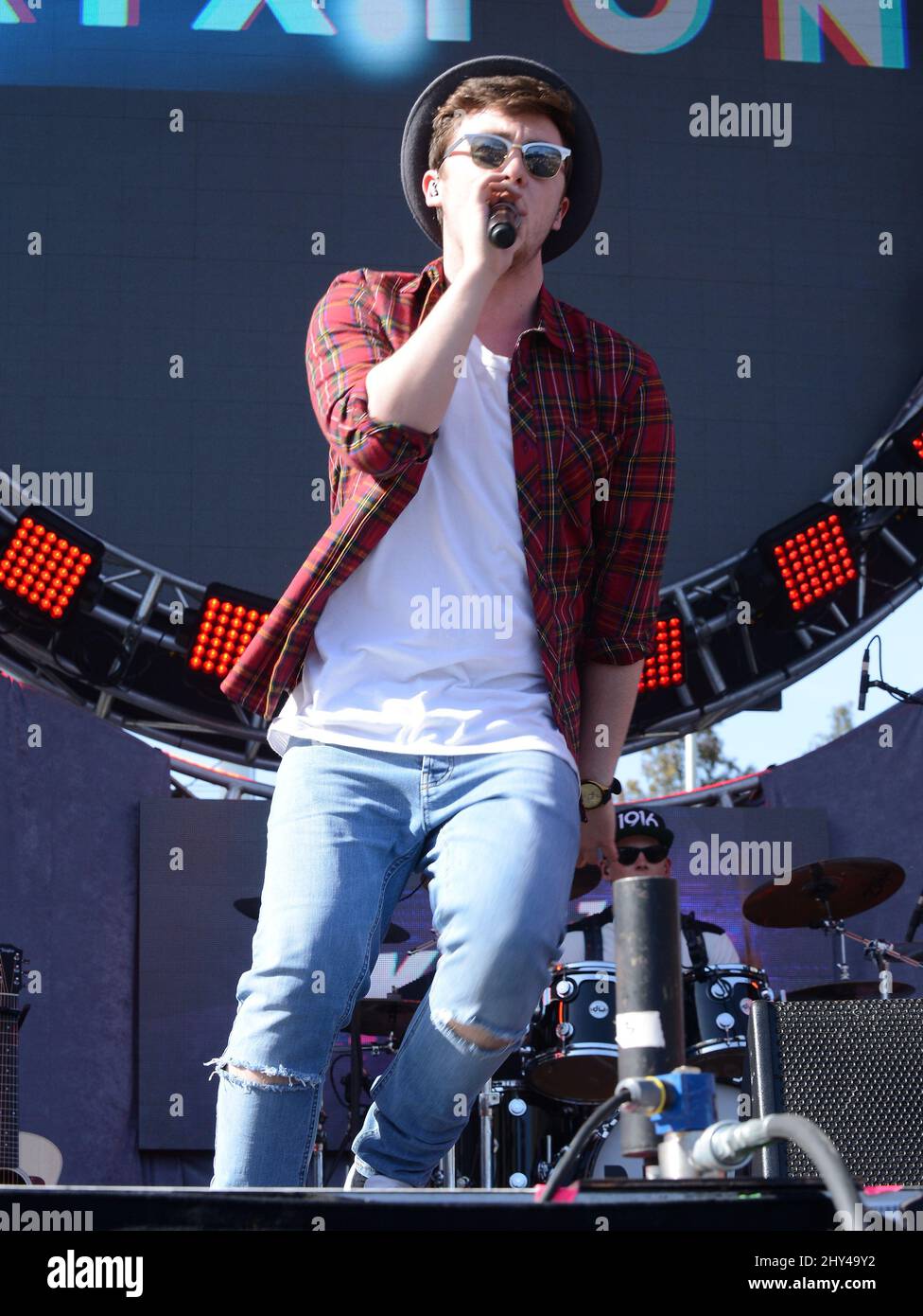 Jake roche performing hi-res stock photography and images - Alamy