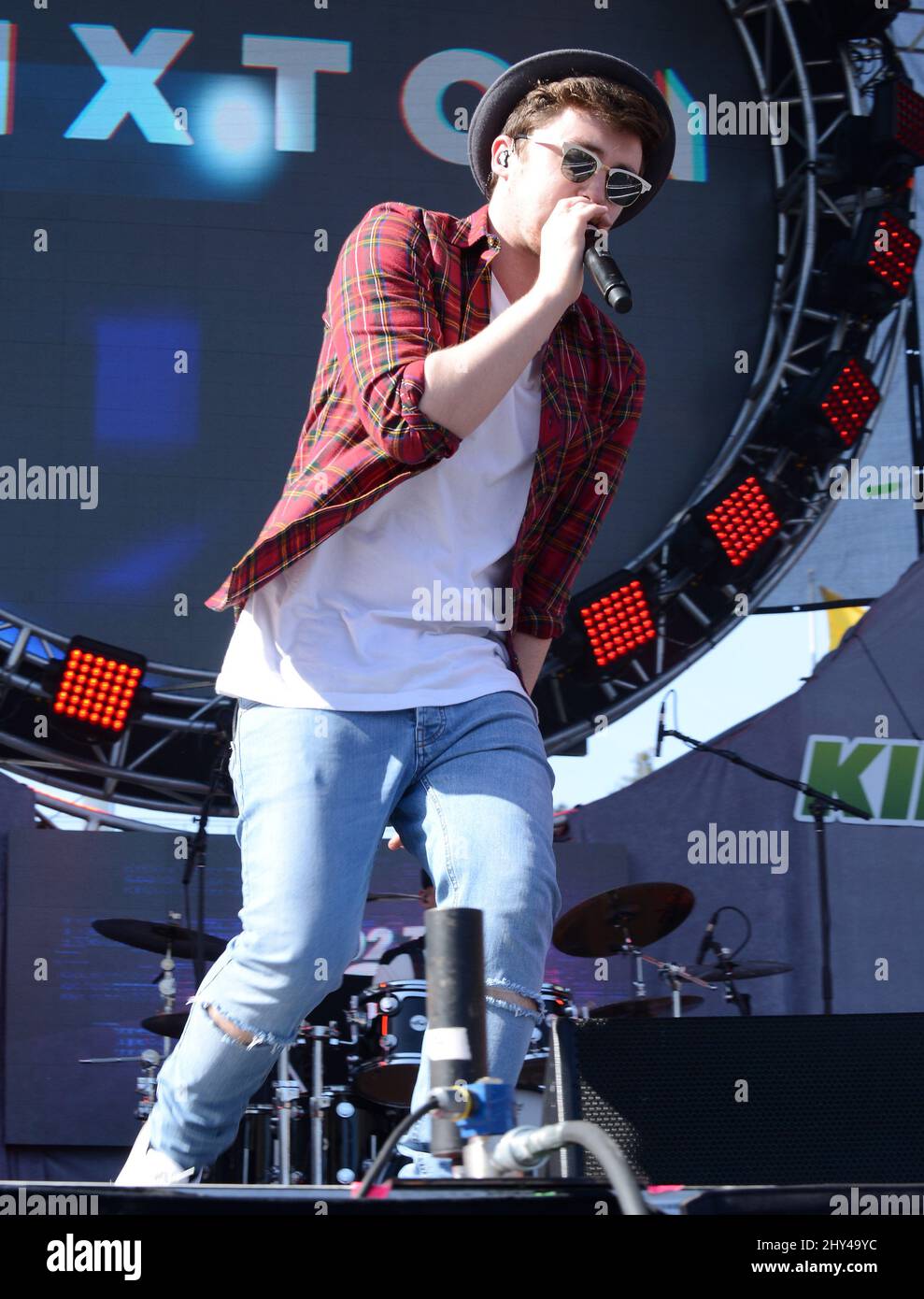 Jake roche performing hi-res stock photography and images - Alamy