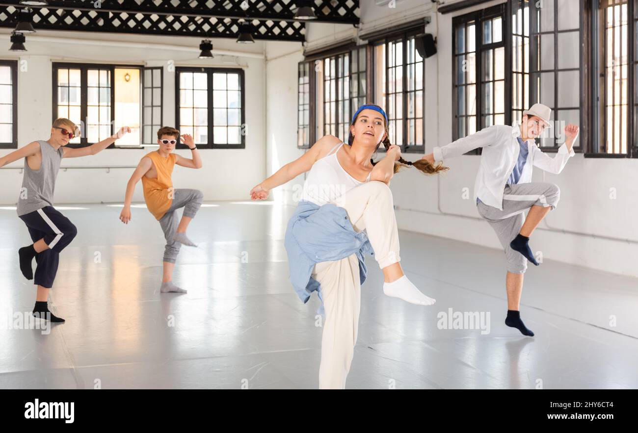 Young people dancing hip-hop Stock Photo - Alamy