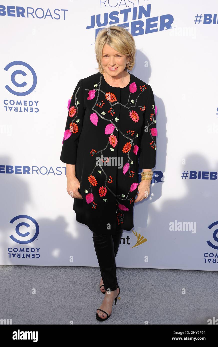 Martha Stewart Castelle - Sartén Esencial Multiusos De Acero Inoxidable 18  8 De 12 Pulgadas Con Vaporizador, image size:873x1390