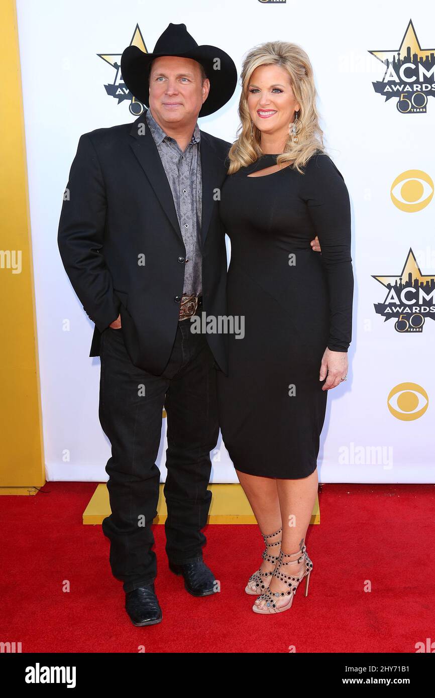 Garth brooks and trisha yearwood hi-res stock photography and images - Alamy, image size:866x1390
