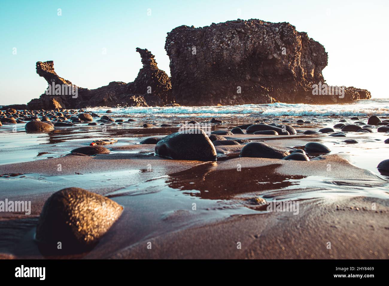 Sea side rocks hi-res stock photography and images - Alamy