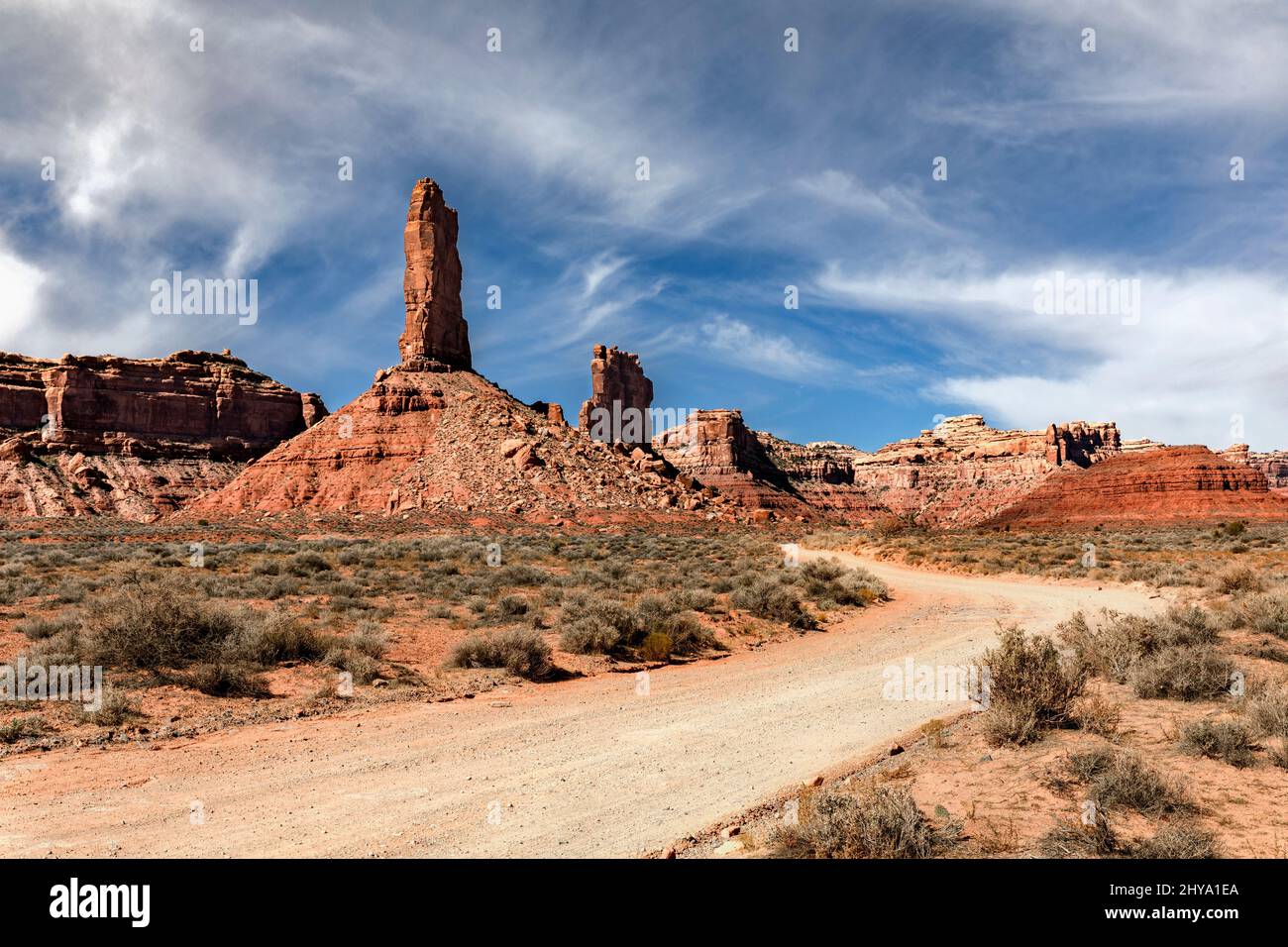 UT00922-00.....UTAH - Road winding through sandstone buttes in the Valley Of The Gods, Bears Ears National Monument. Stock Photo
