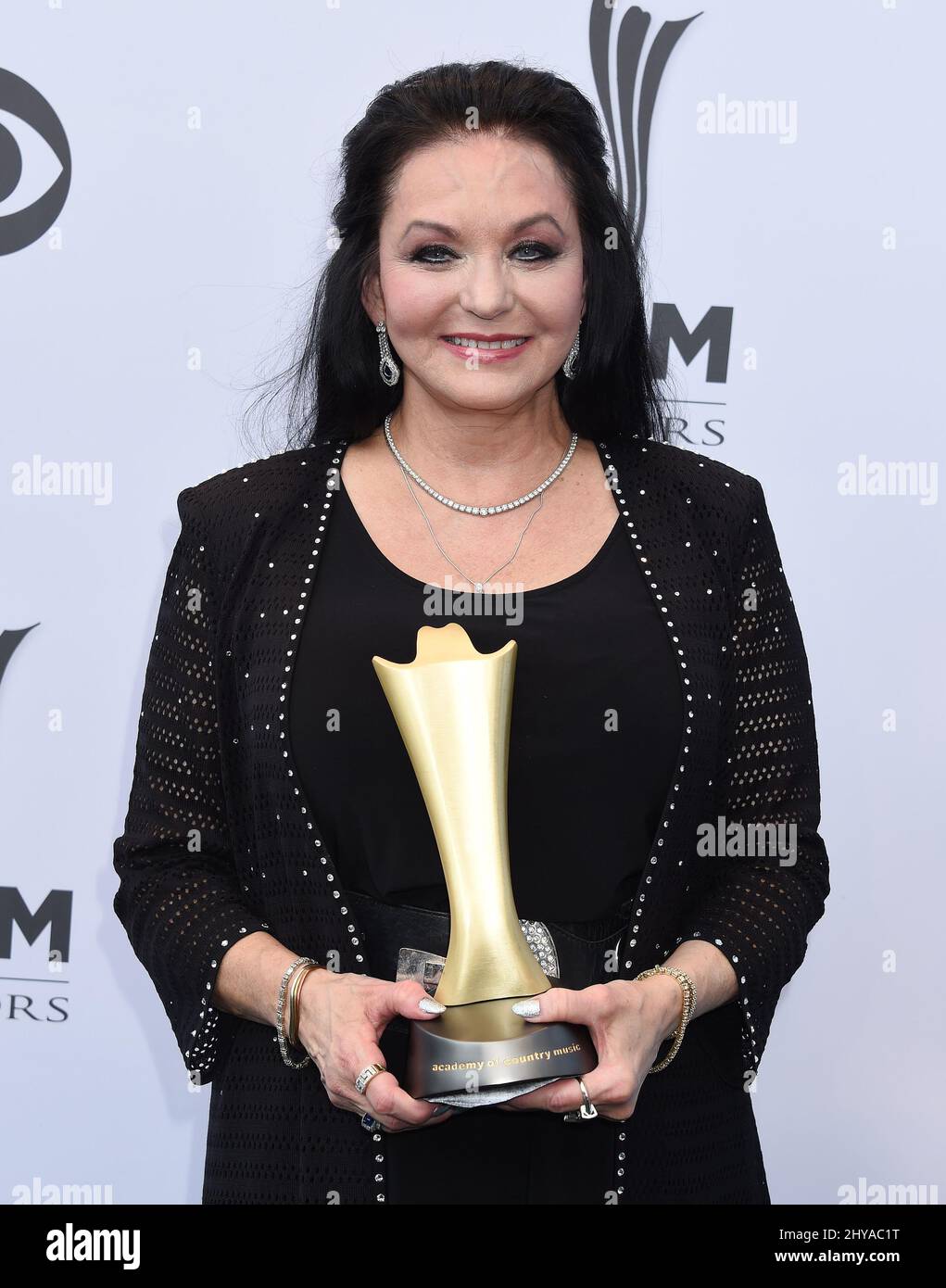 Crystal gayle poses hires stock photography and images Alamy