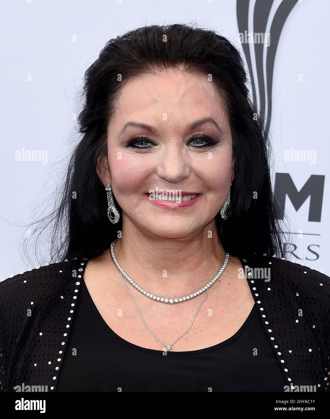 Crystal gayle poses hires stock photography and images Alamy