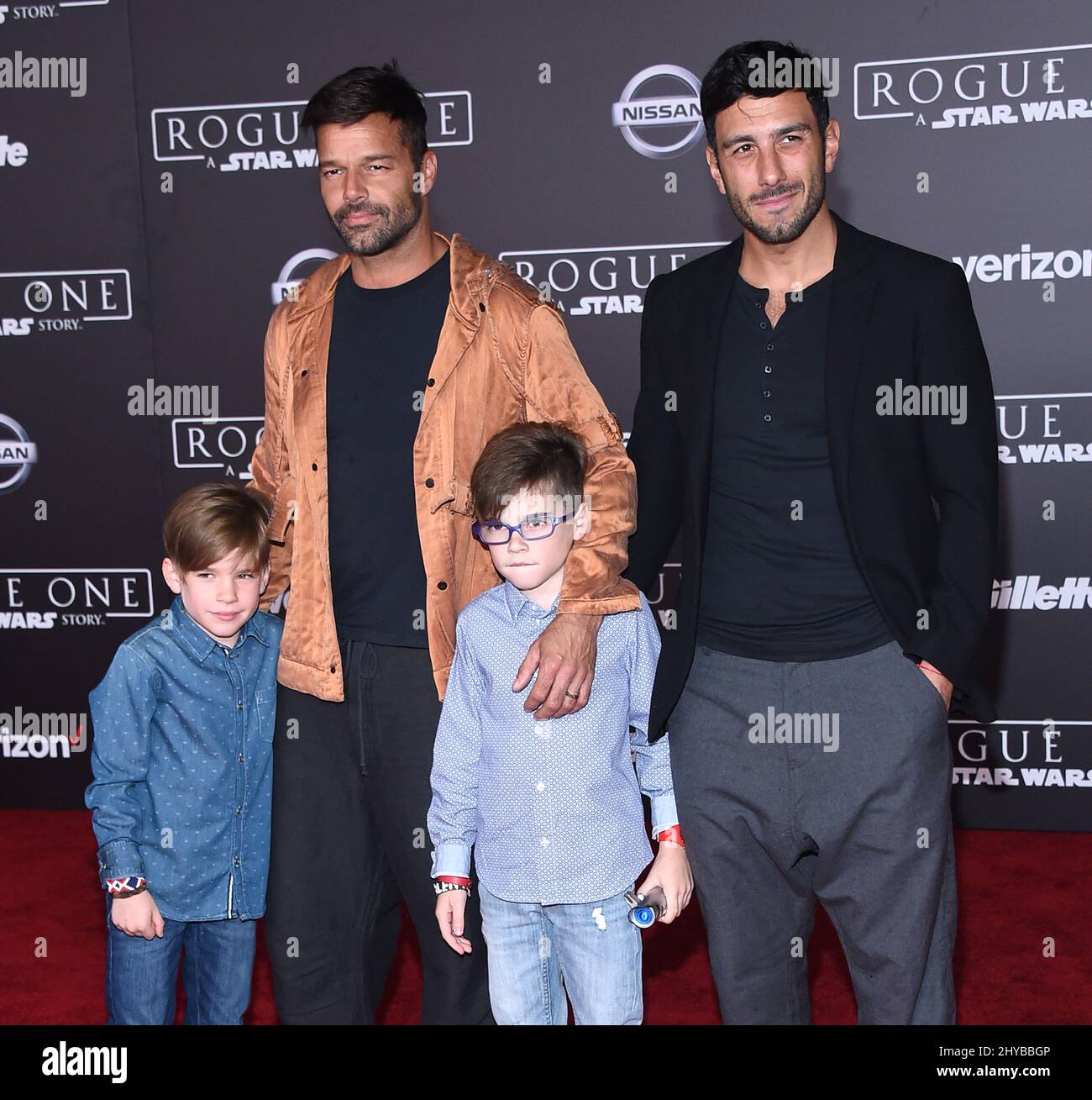 helt bestemt kim kritiker Ricky Martin, Matteo Martin, Valentino Martin and Jwan Yosef arriving at  Lucasfilm's "Rogue One: A Star Wars Story" world premiere held at the  Pantages Theatre in Los Angeles, USA Stock Photo -