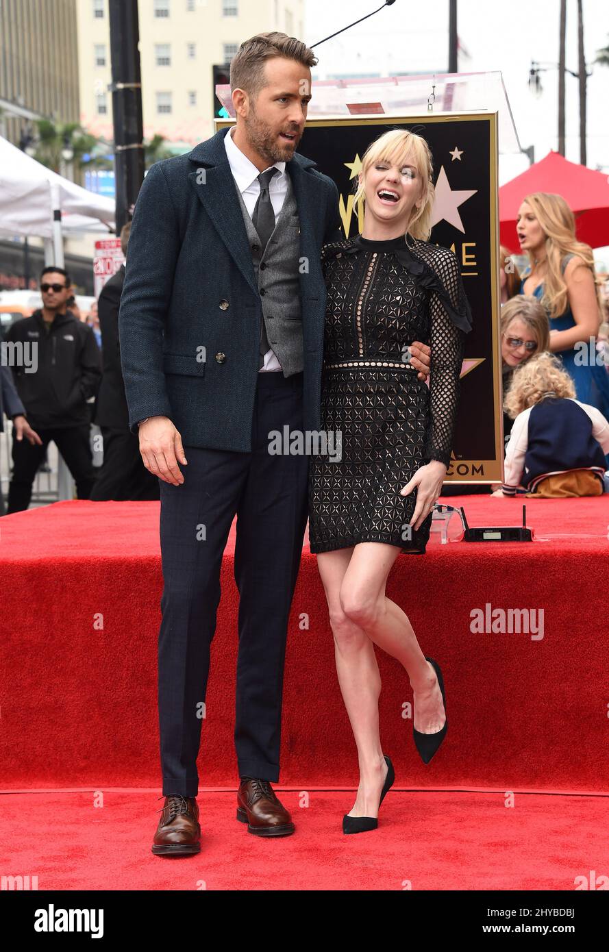 https://c8.alamy.com/comp/2HYBDBJ/ryan-reynolds-and-anna-faris-during-ryan-reynolds-hollywood-star-ceremony-held-at-hollywood-and-highland-in-los-angeles-usa-2HYBDBJ.jpg