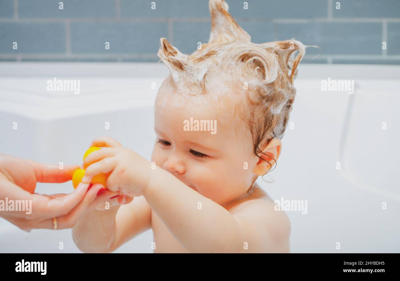 Мытье головы детям
