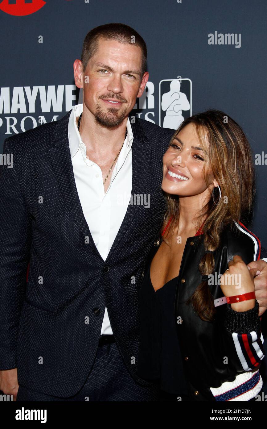 Steve howey and sarah shahi hi-res stock photography and images - Alamy