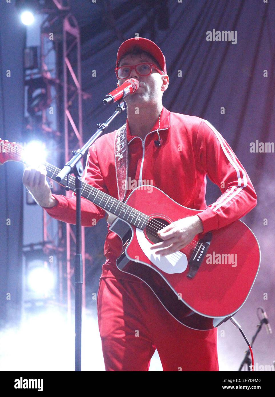 Bobby bones performing hi-res stock photography and images - Alamy