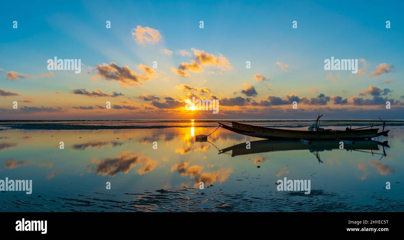Sunrise on the sea, Vijaynagar Beach, Havelock Island, India Stock Photo