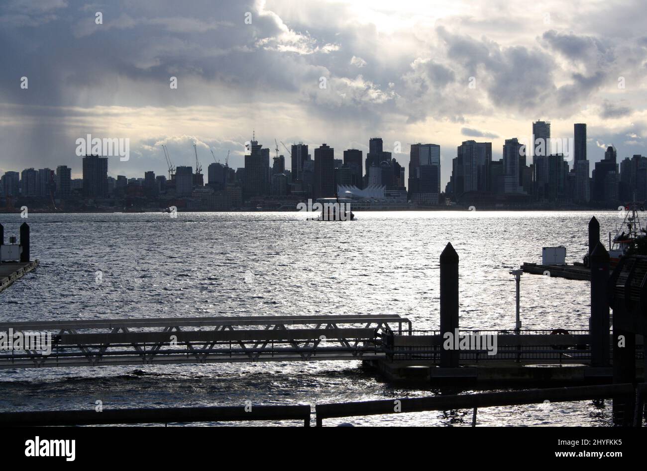 Vancouver skyline canada sunset hi-res stock photography and images - Alamy