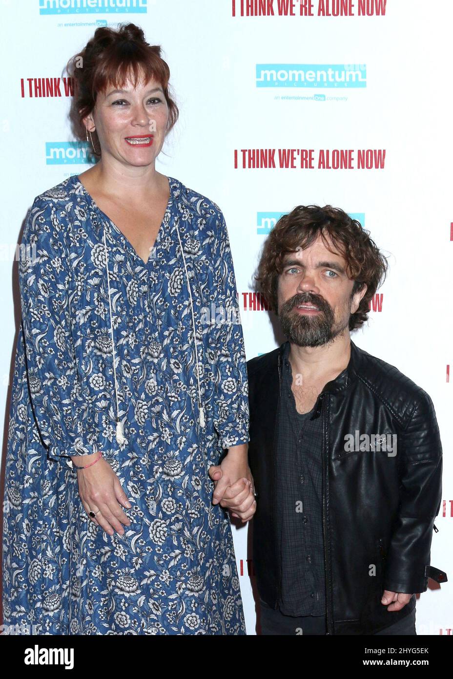 Peter Dinklage como un Flitwick sarcástico, con labia y que se cree la gran  cosa intelectualmente, Erica Schmidt (su esposa, que también es una gran  actriz) como Rowena Ravenclaw, y su hija, image size:928x1390