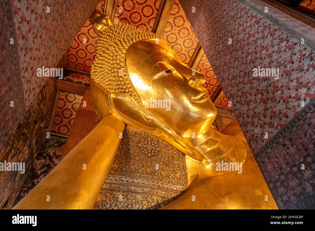 Giant golden reclining Buddha statue at Wat Pho Temple in Bangkok Stock ...