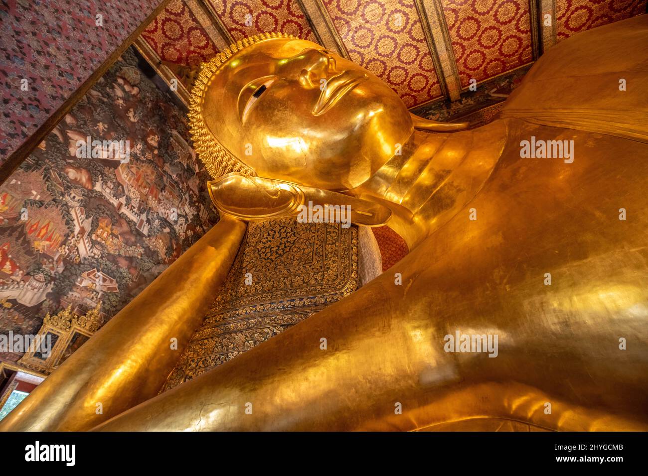 Giant golden reclining Buddha statue at Wat Pho Temple in Bangkok Stock ...