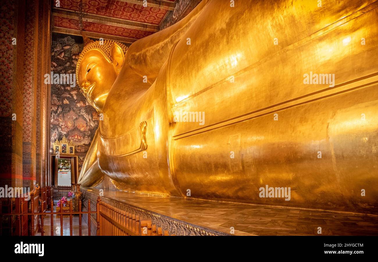 Giant golden reclining Buddha statue at Wat Pho Temple in Bangkok Stock ...