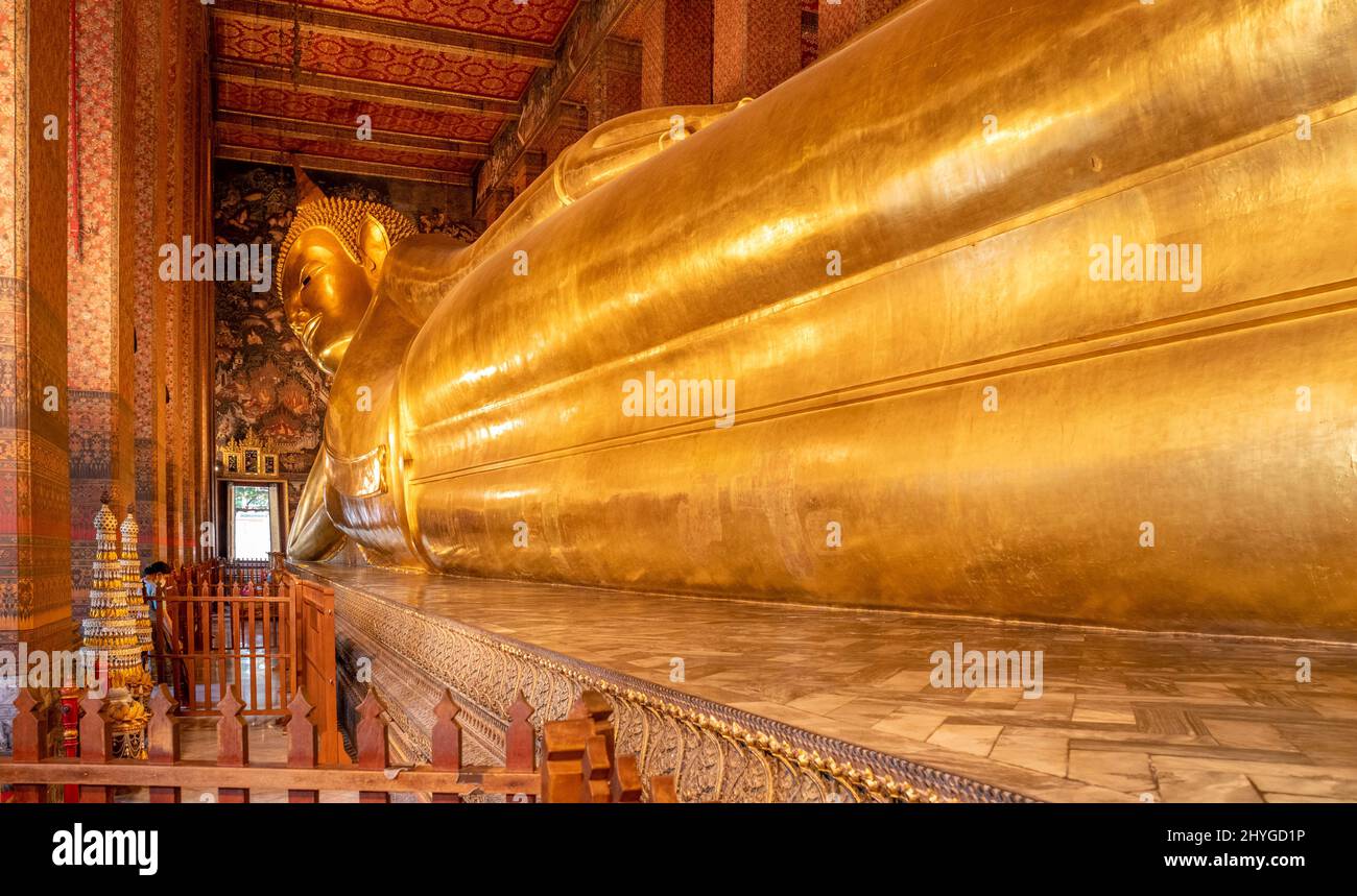 Giant golden reclining Buddha statue at Wat Pho Temple in Bangkok Stock ...
