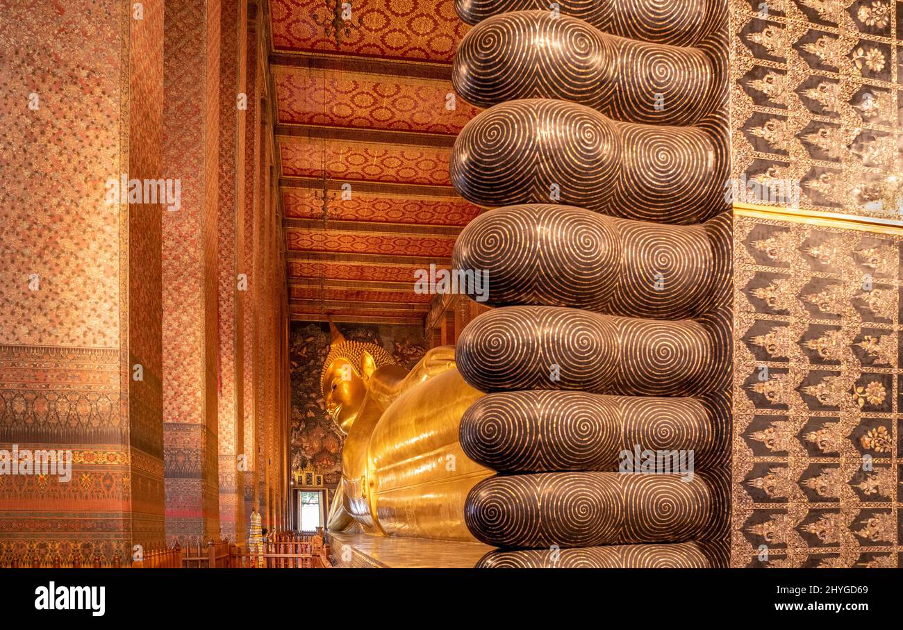 Giant golden reclining Buddha statue at Wat Pho Temple in Bangkok Stock ...