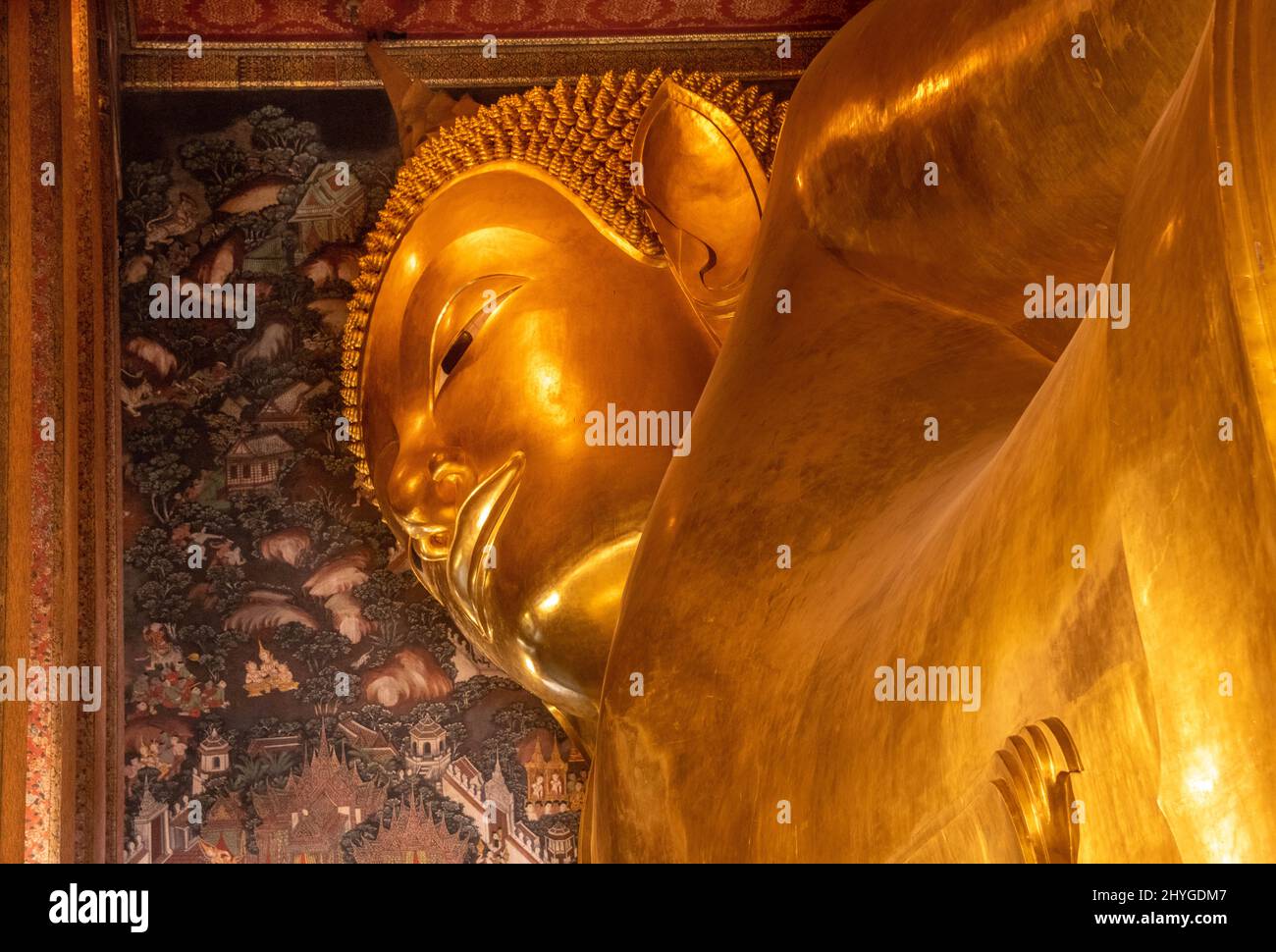 Giant golden reclining Buddha statue at Wat Pho Temple in Bangkok Stock ...