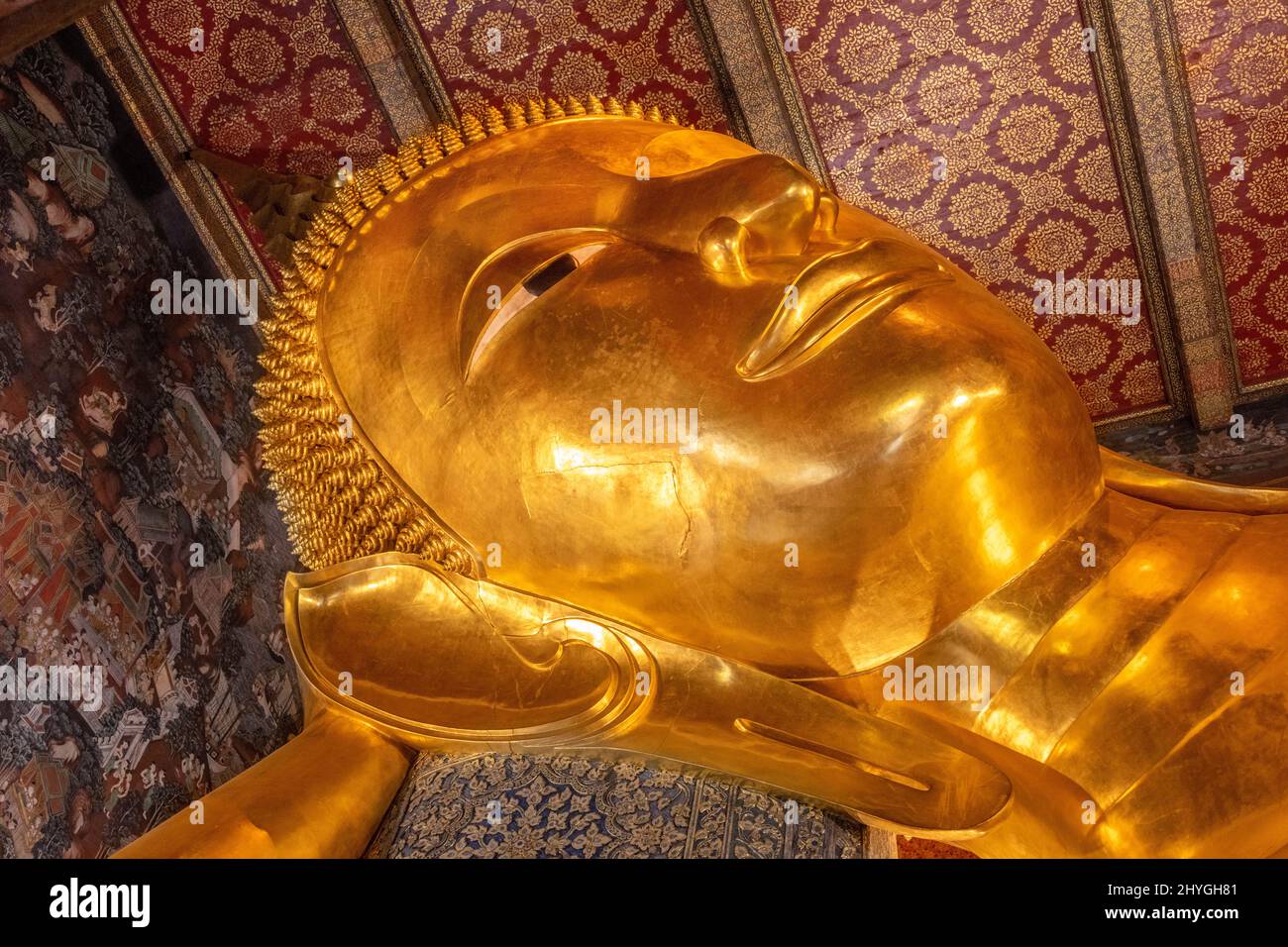 Giant golden reclining Buddha statue at Wat Pho Temple in Bangkok Stock ...