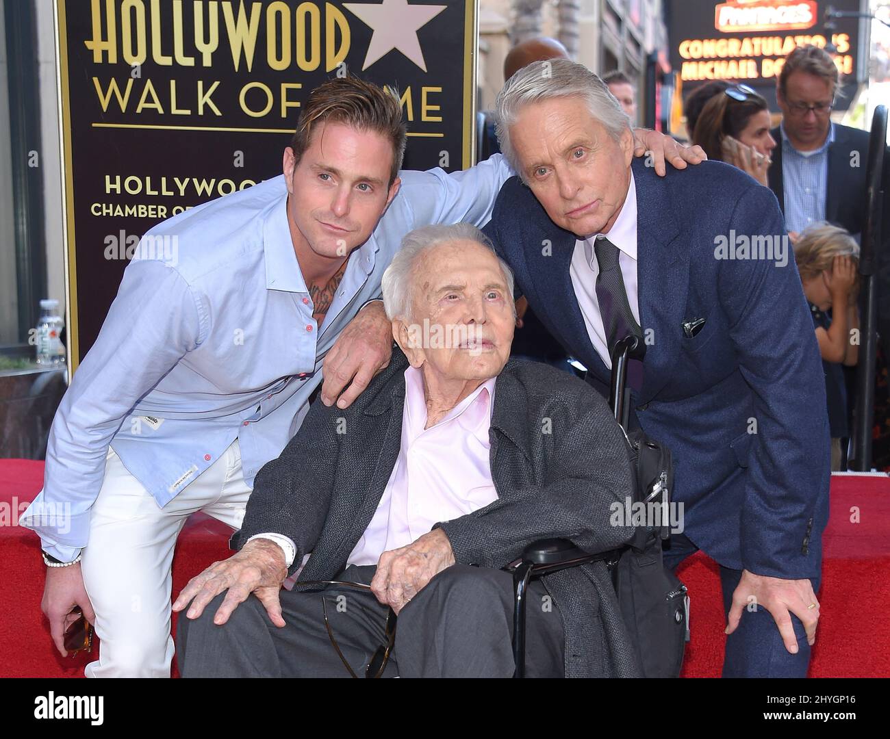 Cameron Douglas, Michael Douglas and Kirk Douglas at the Walk of Fame(01)