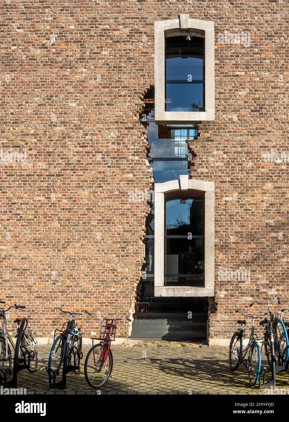 Maastricht, Oude Minderbroedersklooster, Franziskanerkloster, Heute: Sociaal Historisch Centrum voor Limburg, Backsteinmauer mit Fensterlaibung aus Bl Stock Photo